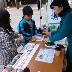 松葉掻きをしてスタンプを集めると、マルシェの商品券に！