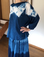 綿とシルク混紡の光沢ある布を板締めしたサマーコート