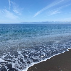 海と空は青いのに浜にはゴミがいっぱいです