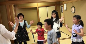 "in，on，over・・・" リズムに乗ってダンス感覚♪　「前置詞☆アクション・チャンツ」！