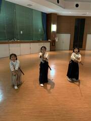 体験会の様子。基本の素振りなどを練習します。