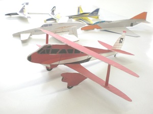 実際に手に取って飛ばしていただけます。「この飛行機、ほんとに飛ぶの？」プラザに来てお確かめください。