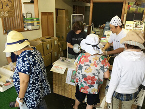 お茶の詰め放題は、当店スタッフがたっぷり詰めます。店内なので空調も効いています。