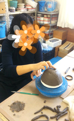 お茶碗やマグカップ、好きな作品を自由に作ります。