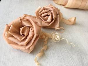 ワークショップ「かんなくずアート体験」（バラの花）
