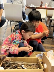 木材を選んで、英語絵本の世界をオリジナルアートで表現してみよう♪