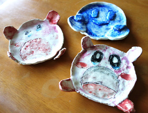 生徒さんの作品　　兄弟で作ったカーヴィーのお皿