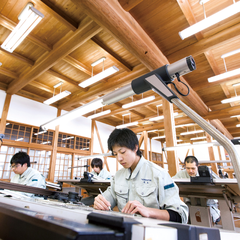 木造の校舎で木造建築を学ぶ