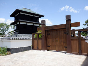 史跡田中城下屋敷正面（冠木門）