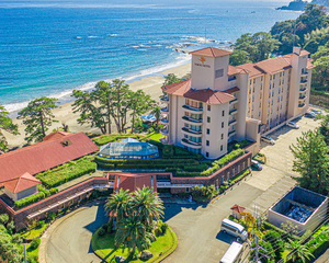 外観、海と隣接するリゾートホテル