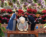 花に囲まれて