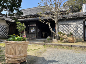 なまこ壁が特徴的な外観