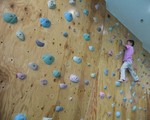 壁登りに挑戦です。小学生は年に3回、タイムトライアルのイベントがあります。
