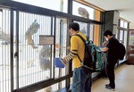 2020年5月8日静岡新聞掲載_改装された餌やり場でニホンザルに餌を与える来場者