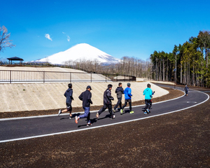 富士山に向かってランニング