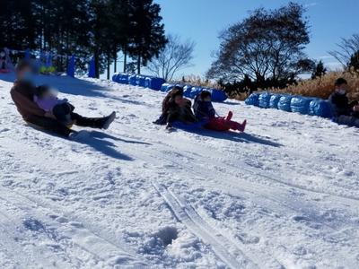 富士山こどもの国の「雪の丘」が楽しすぎてヤバイ！3月下旬までやってるよ