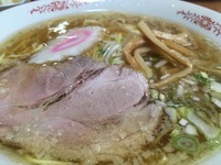 【ぬまつーグルメ】いなだ苑のラーメン半チャーハン。細麺をアツアツのスープからひっぱり出す。一周まわってやっぱりコレ系ラーメンに落ち着く。(沼津市戸田)