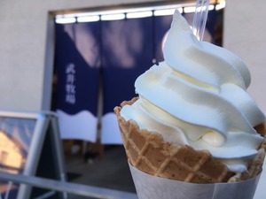 武井牧場の濃厚ソフトクリーム。グラノーラワッフルコーンが新登場してた。(沼津市西熊堂)
