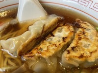 沼津駅からすぐ。八福の餃子のせラーメンが安定のジュワウマ (沼津市大手町)