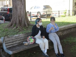 まちの小さな図書館からはじまった盛りだくさんな1日。吉田温泉の余韻に浸りながらあんバターサンドを中央公園で食べる。