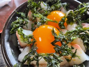 らららサンビーチからすぐのやま弥で鯛丼食べてきた。鯛と黄身と漬けダレがうまー。(沼津市西浦)