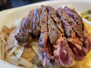 アーレスコートでステーキ丼。沼津出身ですが恥ずかしながらはじめて行ってまいりました。めっちゃうまかったんですけど。(沼津市吉田町)