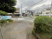 【公衆電話】岡宮公民館の入口らへん。目の前の横断歩道を車で通るときは注意やで。【通称名は岡宮公民館前】