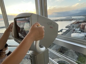 夕日が見える時間帯にテレビ望遠鏡を駆使するのがおススメ。沼津港大型展望水門びゅうおの楽しみ方。