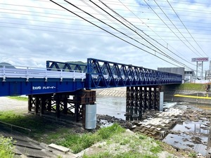 黄瀬川大橋の仮設の橋ができてきてる。今年の秋開通予定だそう。
