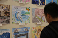 沼津市制100周年を飾る絵画コンテストの力作たちは今、ららぽーとで見られるよ。紙袋にもなってるみたい。