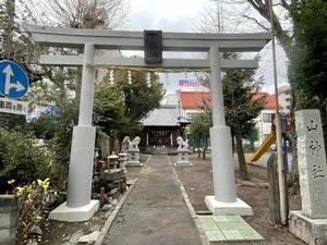 鳥居が新しくなってる。沼津駅北口からすぐの山神社。(沼津市高島町)