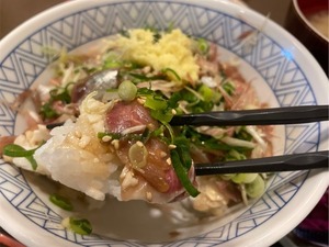 【ぬまつーグルメ】久しぶりに東京からお越しの先輩Jさんと「みなとの磯はる食堂」でイワシのヅケ丼食べてきた。地元の人にも観光の人にもおすすめ。(沼津市千本港町)