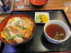 【ぬまつーグルメ】沼津市大塚の「だるま食堂」かつ丼がシンプルにうまい。昼飲みしたい。