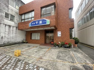 沼津駅北口の洋食千楽北口店。きょうは定休日だったので、来週カツハヤシ食べにいこっと。インスタもやってる。(沼津市高島町)