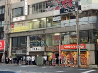 きょう２２(月)19:00ごろ。まちの横浜家系ラーメン沼津魂心家、めっちゃ混んでた。気温はこの時間でも３３℃。あつい。(沼津市大手町)