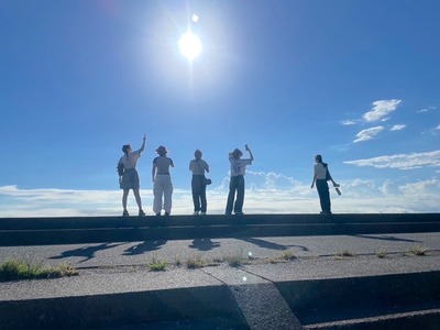 きょう11(水)の千本浜海岸。東京からお越しの女子大生っぽい皆様が、めっちゃ映えてた。(沼津市本字千本)