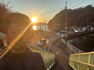【ヌマヅで歩道橋にヌマる。】うむ。実に渡りたくなる歩道橋であった。きょう夕方、口野放水路のとこの歩道橋。（沼津市口野）