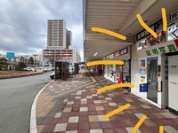 沼津駅南口タクシー乗り場のすぐ近くに証明写真機が・・・ある。コインロッカーも・・・ある。(沼津市大手町)