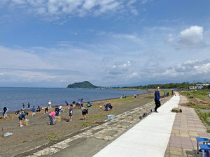 飛び入り参加も大歓迎!夏前の海、みんなでキレイにしとこ。こんどの日曜(5月31日)志下海岸で清掃活動やるって。