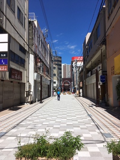 沼津新仲見世商店街。歩道が新しくなってて真ん中も通れるようになってる。(沼津市大手町)