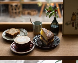 カフェラテ、バナナケーキ、ビクトリアスポンジ／カウンター席