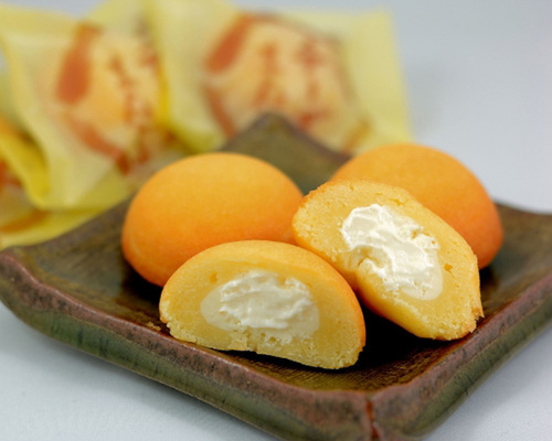 白あん主体のあっさりスポンジにクリームチーズを絞り込んでしっとりと焼き上げたケーキのようなおまんじゅう。当店一番の売れ筋商品「チーズまんじゅう」150円