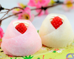 地元農園のいちごと自家製餡と生クリームを求肥で包んだ「いちご花餅」180円※11～5月