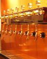 1階〔板屋町麦酒屋〕は7種の国産クラフトビールの生と約40種の瓶ビールが揃う国産クラフトビール専門店