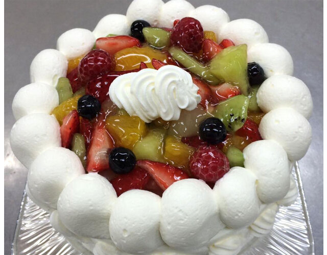 フルーツいっぱいのデコレーションケーキ