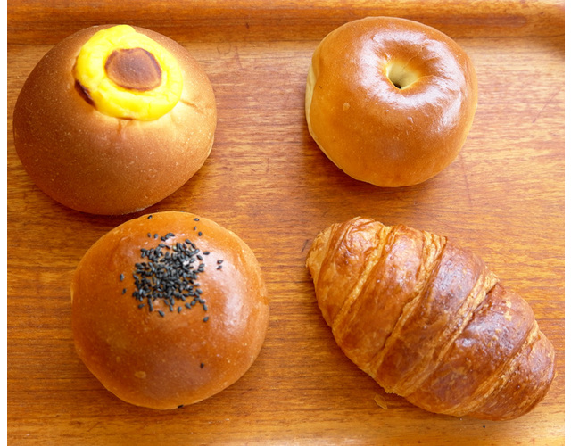 （左上から）クリームパン、あんパン（つぶあん）、桜あんパン（こしあん）、クロワッサン