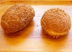 ビーフカレー（左）／辛口カレーパン（右）