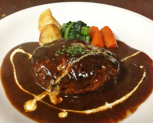 肉汁あふれるやわらかハンバーグ