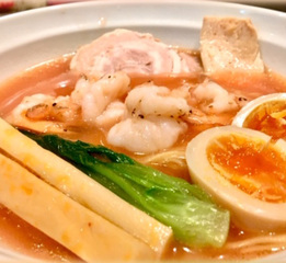 「海老塩らーめん」エビのうま味が広がるピンクのスープが特徴。タイのあらや鶏手羽のスープに干しエビのうま味を加えた人気らーめん（内容が変わる場合があります）