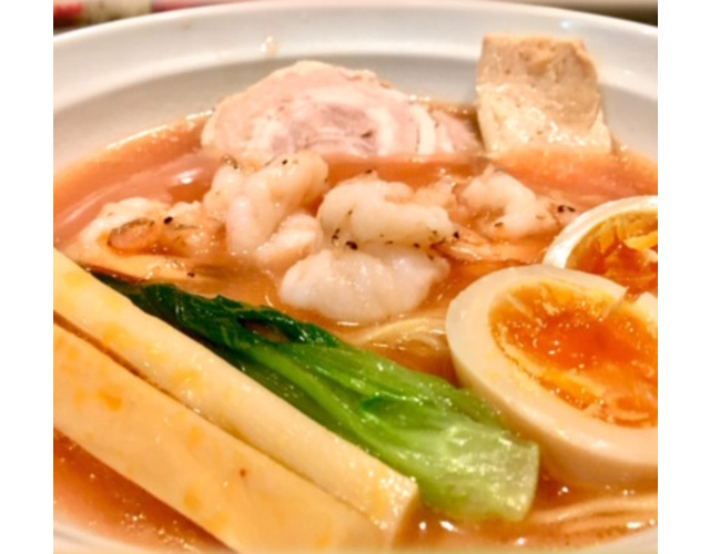 「海老塩らーめん」エビのうま味が広がるピンクのスープが特徴。タイのあらや鶏手羽のスープに干しエビのうま味を加えた人気らーめん（内容が変わる場合があります）